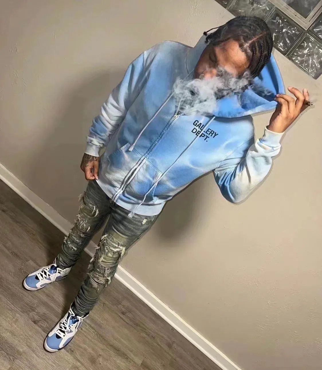 GALLERY DEPT. SUN FADED ENGLISH LOGO ZIP UP/BLUE Sun-washed blue water ripple English zipper hoodie Washed blue S-XL Ready-to-wear dyeing Hand-sewn heavy-weight horsetail fading Super-heavy washing Hand-hanging holes Bones frayed and whitened Mold customization with G LOGO zipper Correct accessories!